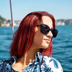 Brillenfassungen gefilmt an Modells auf einem Boot am See.