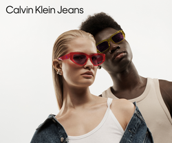Junge blonde Frau und junger dunkelhäutiger Mann tragen CKJ Sonnenbrillen