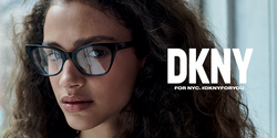 Junge dunkelhaarige Frau trägt DKNY Kunststoffbrille