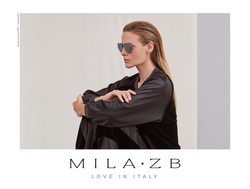 Junge blonde Dame mit schwarzem Gewand und Piloten Sonnenbrille von Mila ZB.