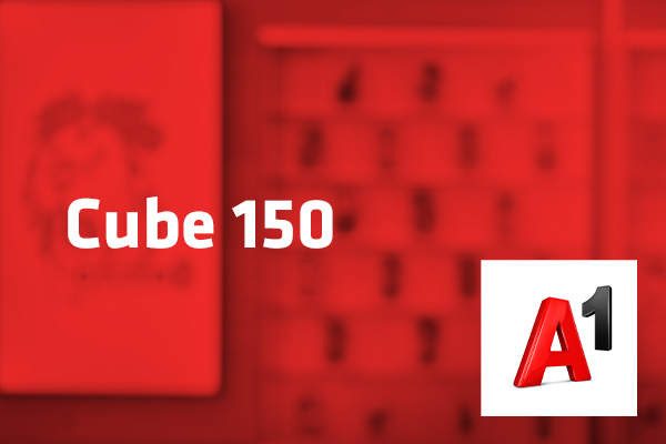 Tarif Cube 150 und A1-Logo vor unscharfem roten Hintergrund mit Handyabteilung in Hartlauer Geschäft

