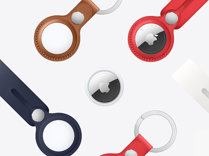 mehrere Apple AirTags mit verschiedenfarbigen Bändern und Schlüsselanhängern auf weißem Hintergrund