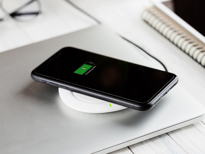 ein Smartphone wird mit Wireless Charging aufgeladen 