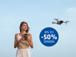 "lächelnde Frau steuert eine Drohne von DJI und Störer mit Hinweis zu DJI-Produkten"