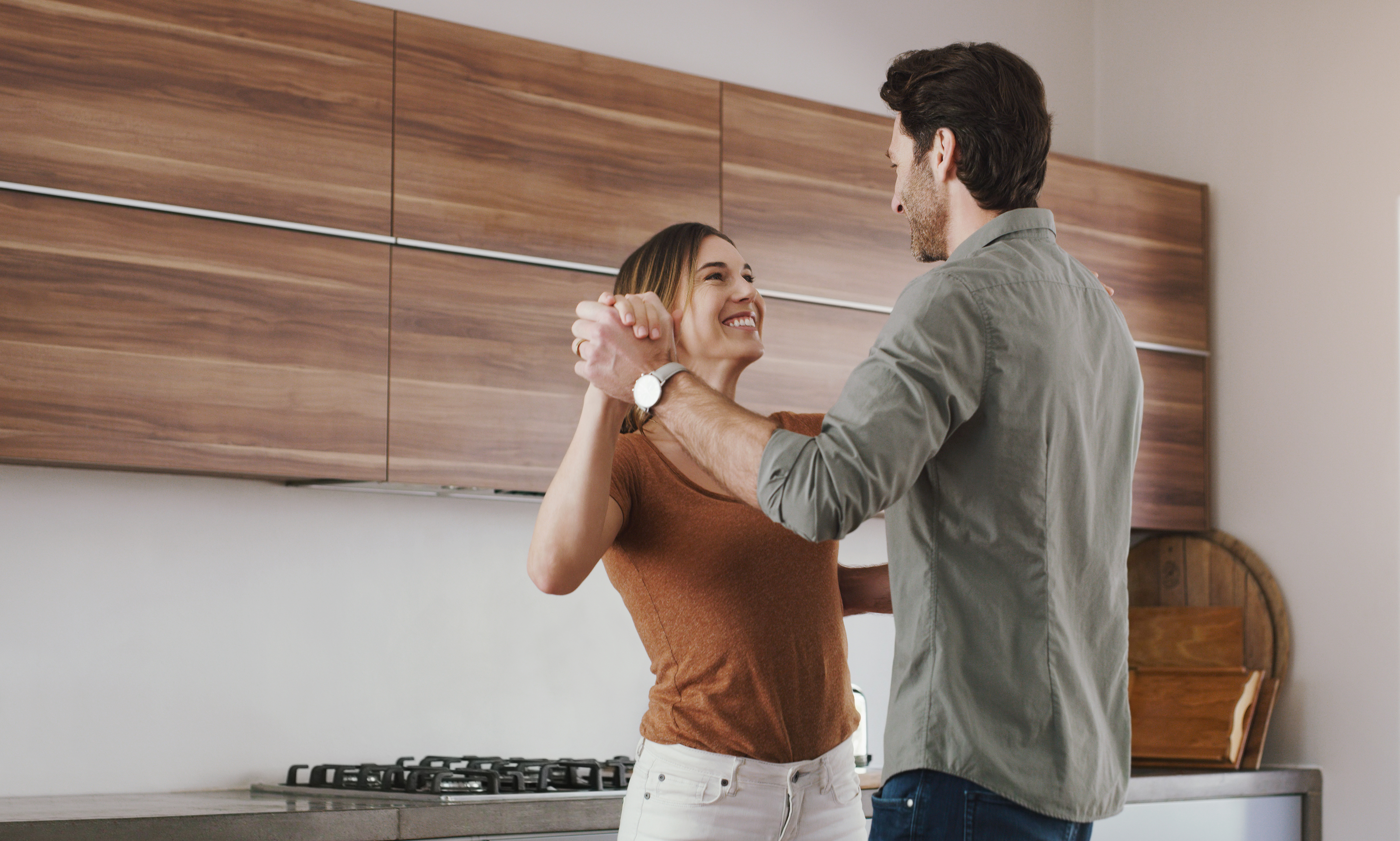 Paar in der Küche und Tanzt