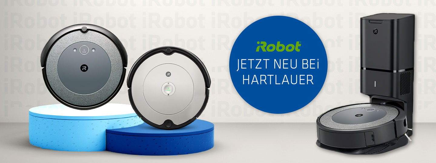 zwei iRobot Roomba Saugroboter auf Podest und ein Modell in Dockingstation