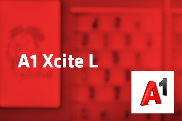 Tarif Xcite L und A1-Logo vor unscharfem roten Hintergrund mit Handyabteilung in Hartlauer Geschäft
