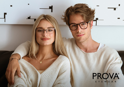 Junges blondes Paar mit weißer Oberbekleidung auf Couch mit modischen Prova Brillen
