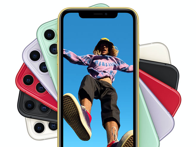 mehrere iPhone 11-Modelle in verschiedenen Farben und ein von unten fotografierter Mann am Display