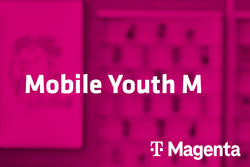 Tarif Mobile Youth M und Magenta-Logo vor unscharfem magentafarbenem Hintergrund mit Handyabteilung in Hartlauer Geschäft
