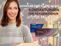 "Grafik von Alcon mit folgendem Text: \"Genieße eine klare Sicht mit Kontaktlinsen für Astigmatismus. Jetzt bei uns testen! Bis zu 20 € Geld zurück.\" Auf der Grafik ist eine lächelnde Frau zu sehen. Neben ihr sind die Monatslinsen \"Total 30 for Astigmatism\" und die Tageslinsen \"Dailies Total 1 for Astigmatism\" von Alcon abgebildet."