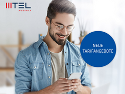 " junger Mann in heller Büroumgebung schaut auf Smartphone neben MTEL Austria Logo"