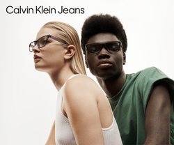 Junge blonde Frau und junger dunkelhäutiger Mann tragen CKJ Brillen
