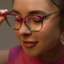 Werbematerial zur Darstellung von Brillenfassungen von Kartell Eyewear.