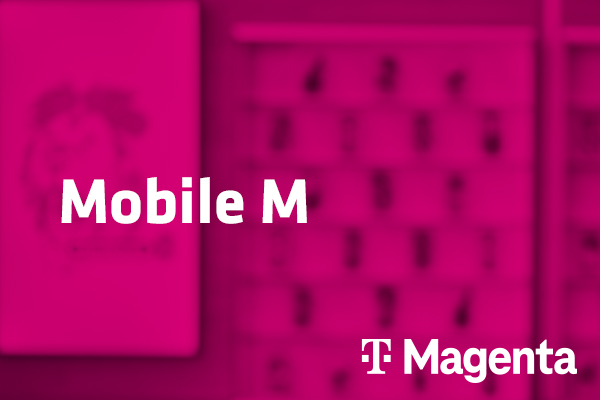  Tarif Mobile M und Magenta-Logo vor unscharfem magentafarbenem Hintergrund mit Handyabteilung in Hartlauer Geschäft
