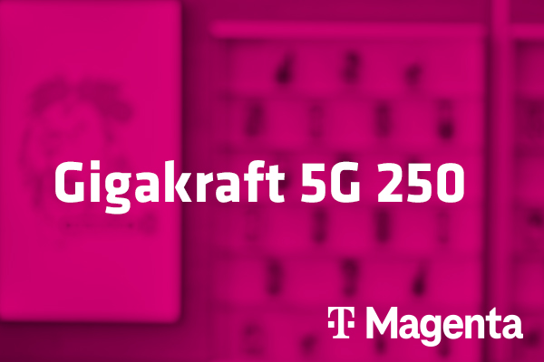 Tarif Gigakraft 5G 250 und Magenta-Logo vor unscharfem magentafarbenem Hintergrund mit Handyabteilung in Hartlauer Geschäft
