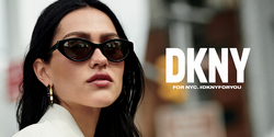 Junge dunkelhaarige Frau trägt DKNY Sonnenbrille.