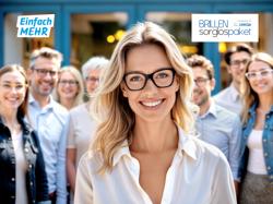 "Eine blonde Frau mit schwarzer Brille lächelt in die Kamera. Hinter ihr stehen mehrere Personen, die ebenfalls lächeln. Daneben steht folgender Text: \"Einfach mehr. Top Markenbrillen um 0€ mit dem Brillensorglospaket.\""