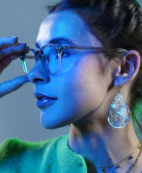 Werbematerial zur Darstellung von Brillenfassungen von Kartell Eyewear.