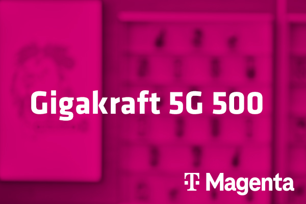 Tarif Gigakraft 5G 500 und Magenta-Logo vor unscharfem magentafarbenem Hintergrund mit Handyabteilung in Hartlauer Geschäft

