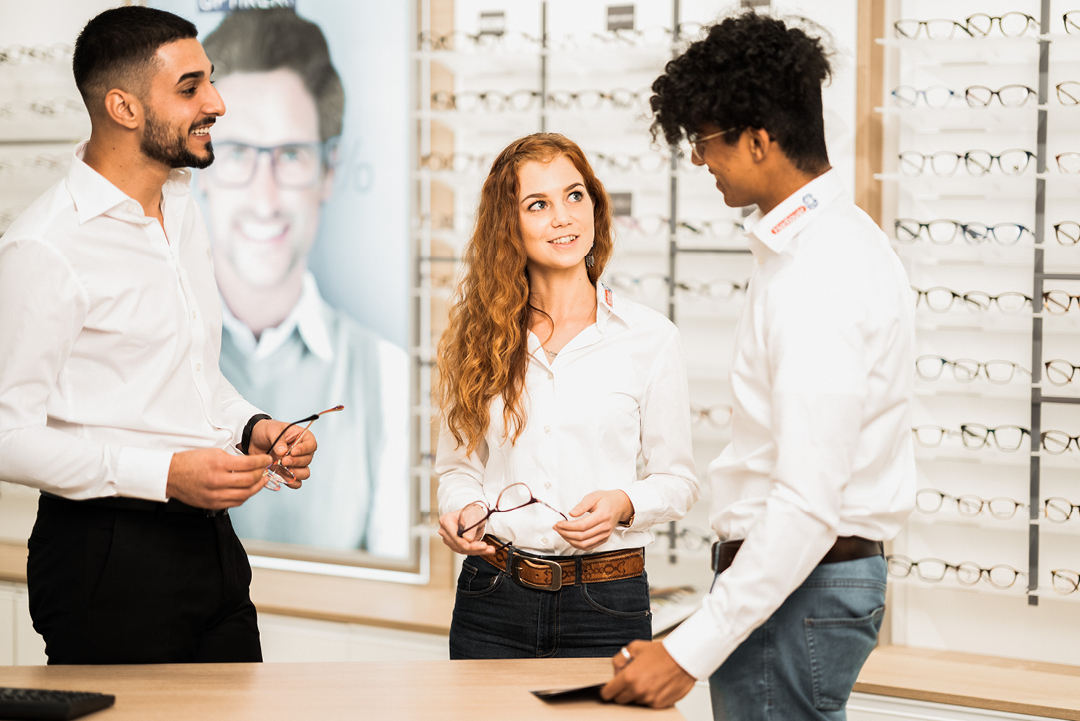 Augenoptiker mit Brillen