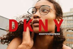 Frau mit einer Doppelsteg-Brille von DKNY