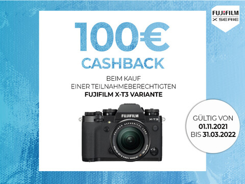 Fujifilm X-T3 in Schwarz mit Infos zu Cashback-Aktion auf weißem und blauem Hintergrund
