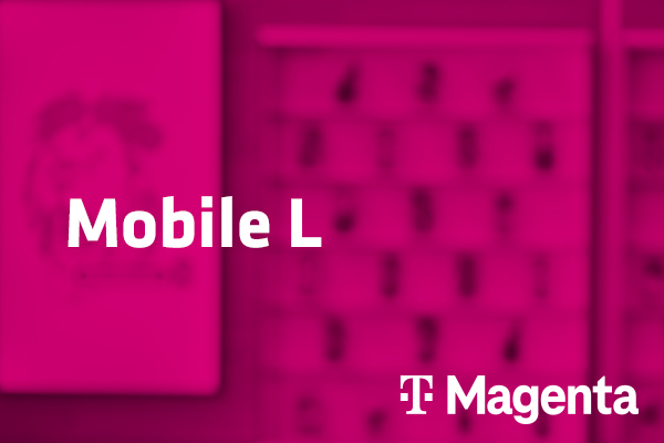 Tarif Mobile L und Magenta-Logo vor unscharfem magentafarbenem Hintergrund mit Handyabteilung in Hartlauer Geschäft
