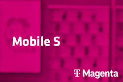 Tarif Mobile S und Magenta-Logo vor unscharfem magentafarbenem Hintergrund mit Handyabteilung in Hartlauer Geschäft
