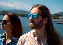 Brillenfassungen gefilmt an Modells auf einem Boot am See.