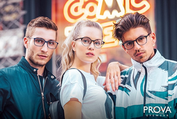 drei junge Erwachsene mit Prova Eyewear Brillen von Hartlauer
