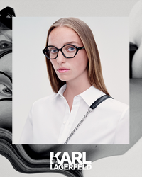 Frau mit Karl Lagerfeld Brille von Hartlauer vor kunstvollem Hintergrund