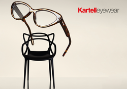 verschiedene bekannte Kunststoff Designstücke und Brillenfassungen von Kartell