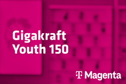 Tarif Gigakraft Youth 150 und Magenta-Logo vor unscharfem magentafarbenem Hintergrund mit Handyabteilung in Hartlauer Geschäft

