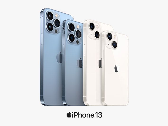 4 iPhones 13 in Blau und Polarstern (Wei&szlig;) in verschiedenen Gr&ouml;&szlig;en schr&auml;g gestaffelt vor wei&szlig;em Hintergrund