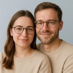 Eine Frau und ein Mann tragen eine Brille.