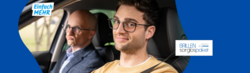 "zwei Männer im Auto werben für das Hartlauer Brillensorglospaket"