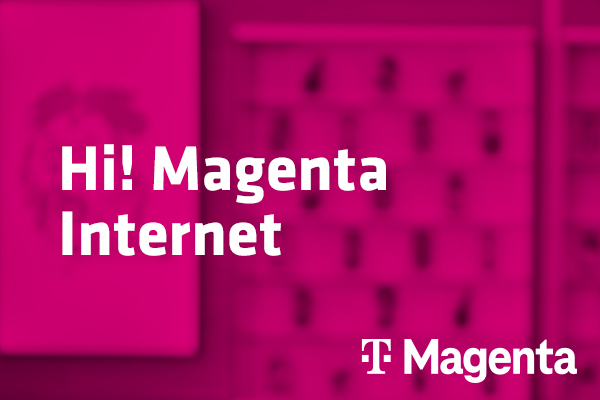 Tarif Hi! Magenta Internet und Magenta-Logo vor unscharfem magentafarbenem Hintergrund mit Handyabteilung in Hartlauer Geschäft
