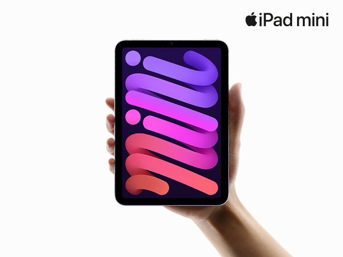 iPad Mini mit bunter Spirale auf dem Bildschirm wird von Hand gehalten vor wei&szlig;em Hintergrund