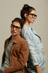 junges Paar trägt Replay Brillen