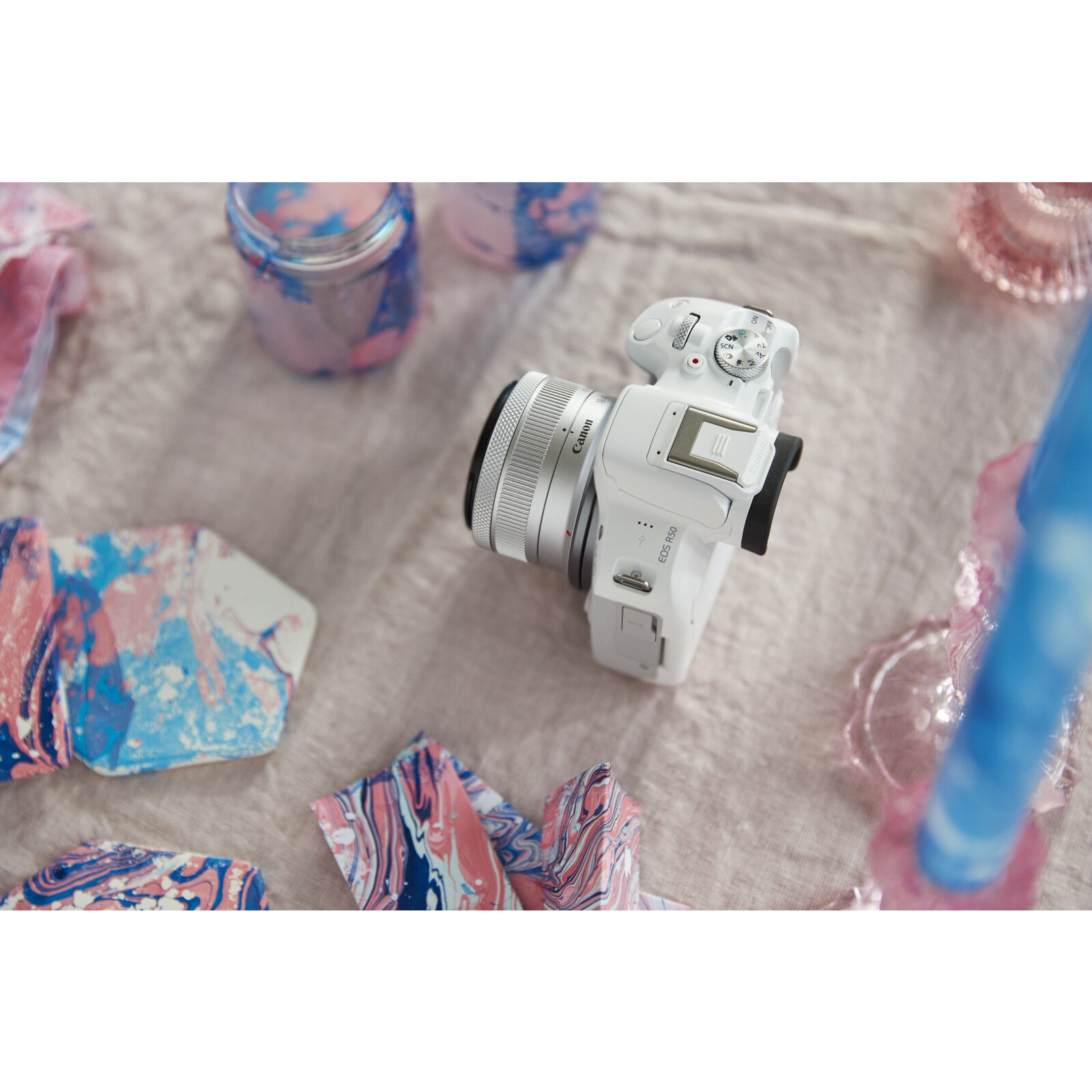 Canon EOS R50 weiß + RF-S 18-45 IS STM