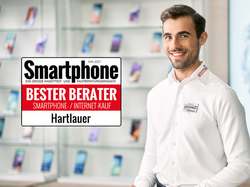 ein lächelnder Hartlauer Handy-Profi in einem Hartlauer Geschäft 