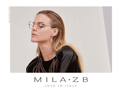 Junge blonde Dame mit schwarzem Gewand und runder Brille von Mila ZB.