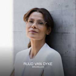 Eine Frau in elegantem Outfit lehnt an einer Mauer und trägt eine Brille der Marke Ruud van Dyke. Auf der Grafik steht folgender Text: "Ruud van Dyke Bruxelles"