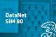 Tarif Drei DataNet SIM 80 und Drei-Logo vor unscharfem türkisem Hintergrund mit Handyabteilung in Hartlauer Geschäft