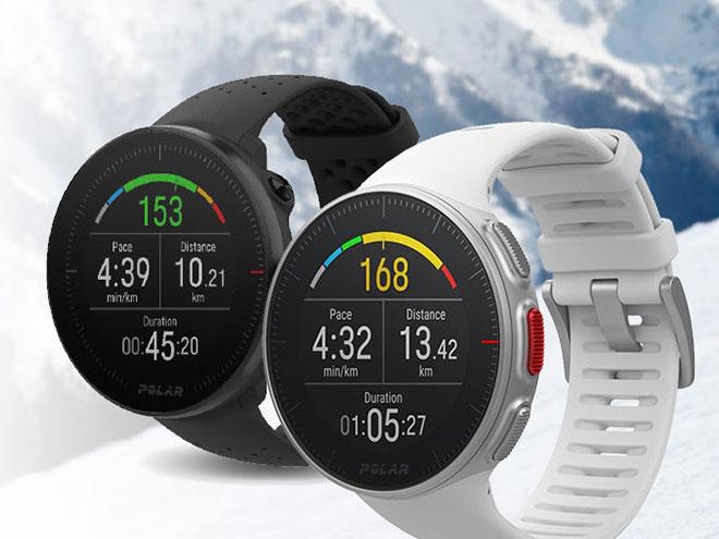 zwei Smartwatches Polar Vantage M in Schwarz und Weiß mit verschiedenen Messwerten am Display