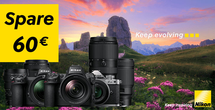 Banner einer Nikon Sommer Sofortrabatt Aktion mit folgendem Text: "Spare 60€." Im Hintergrund sieht man eine hügelige, grasbewachsene Landschaft mit Blumen und Bergen. Zusätzlich sind mehrere Nikon Kameras und Objektive abgebildet.