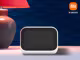 Xiaomi Mi Smart Clock und Xiaomi Logo vor blauer Wand

