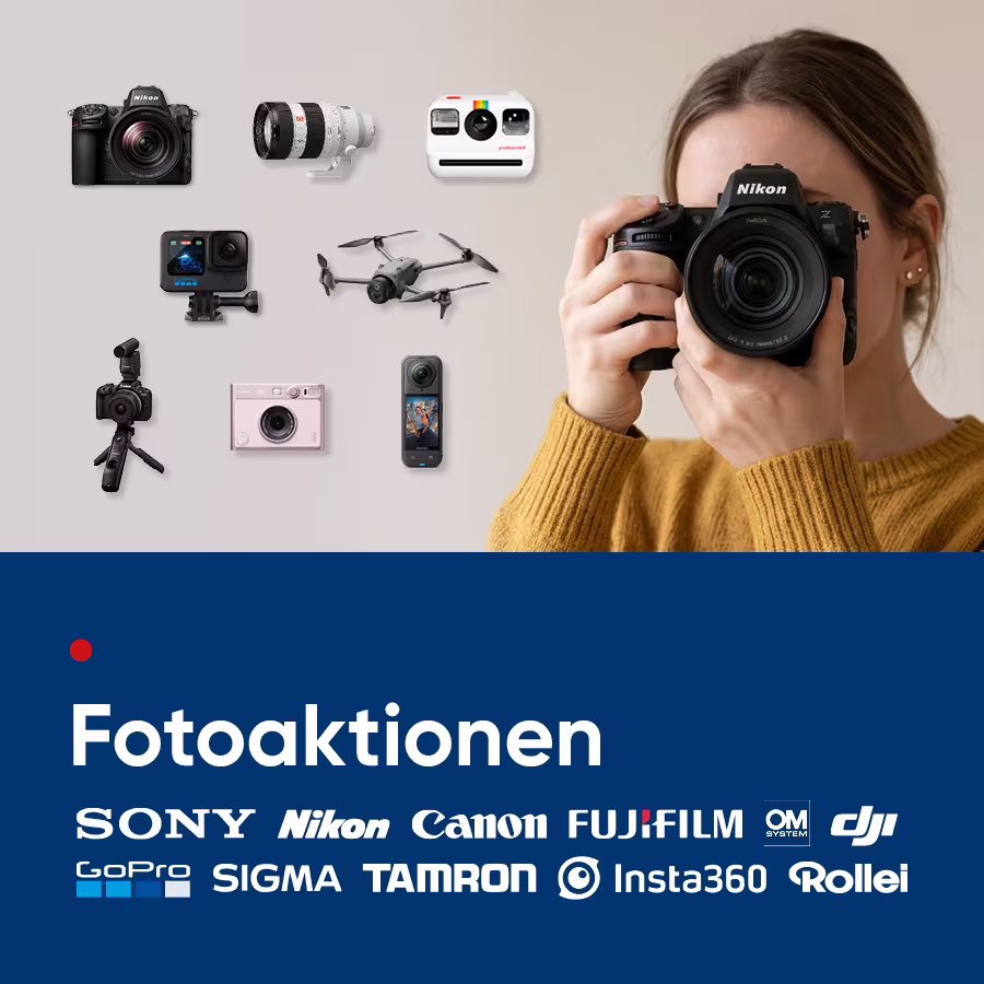 Fotoaktionen bei Hartlauer mit Kameras, Objektiven, Actioncams, Drohnen und Sofortbildkameras f&uuml;hrender Marken. Eine Person fotografiert mit einer Nikon Systemkamera.