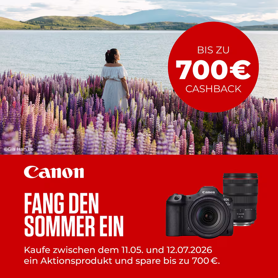 Aktionsgrafik von Canon mit folgendem Text auf rotem Hintergrund: "Bis zu 700&euro; Cashback. Fang den Sommer ein. Kaufe zwischen dem 11.05. und 12.07.2026 ein Aktionsprodukt und spare bis zu 700&euro;." Zus&auml;tzlich sind eine Kamera sowie ein Objektiv von Canon abgebildet. Im Hintergrund befindet sich eine Frau in einem Fliederfeld vor einem See.